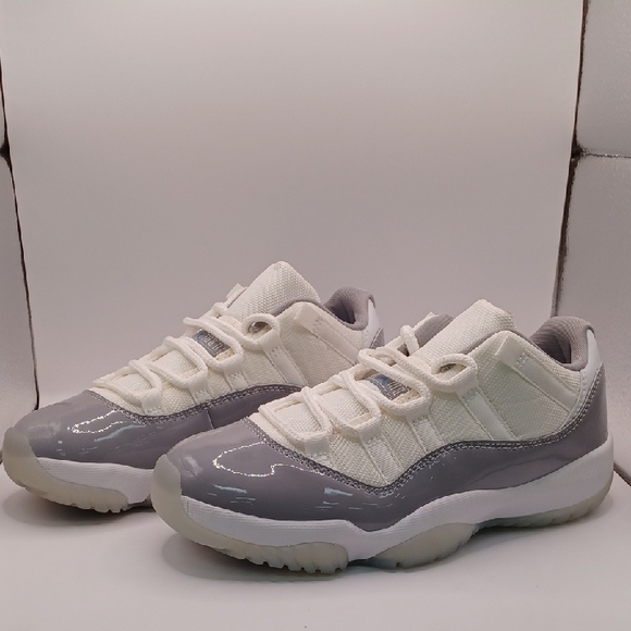 NEW Nike Air Jordan 11 Retro Low In White/University Blue Size 7 US AV2187-140 - Picture 1 of 15